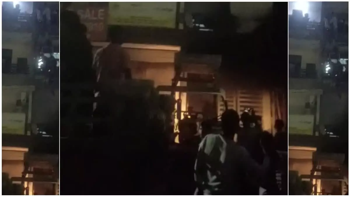 ഗാസിയാബാദില് വന് തീപിടിത്തം: രണ്ട് പേര് വെന്തുമരിച്ചു, നിരവധി പേര്ക്ക് പരിക്ക് ഗാസിയാബാദില് വന് തീപിടിത്തം: രണ്ട് പേര് വെന്തുമരിച്ചു, നിരവധി പേര്ക്ക് പരിക്ക്