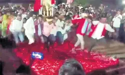 ക്ഷേത്ര ചടങ്ങിനിടെ അഗ്നിഗുണ്ഡത്തില്‍ നടന്ന ഏഴ് ഭക്തര്‍ക്ക് പൊള്ളലേറ്റു