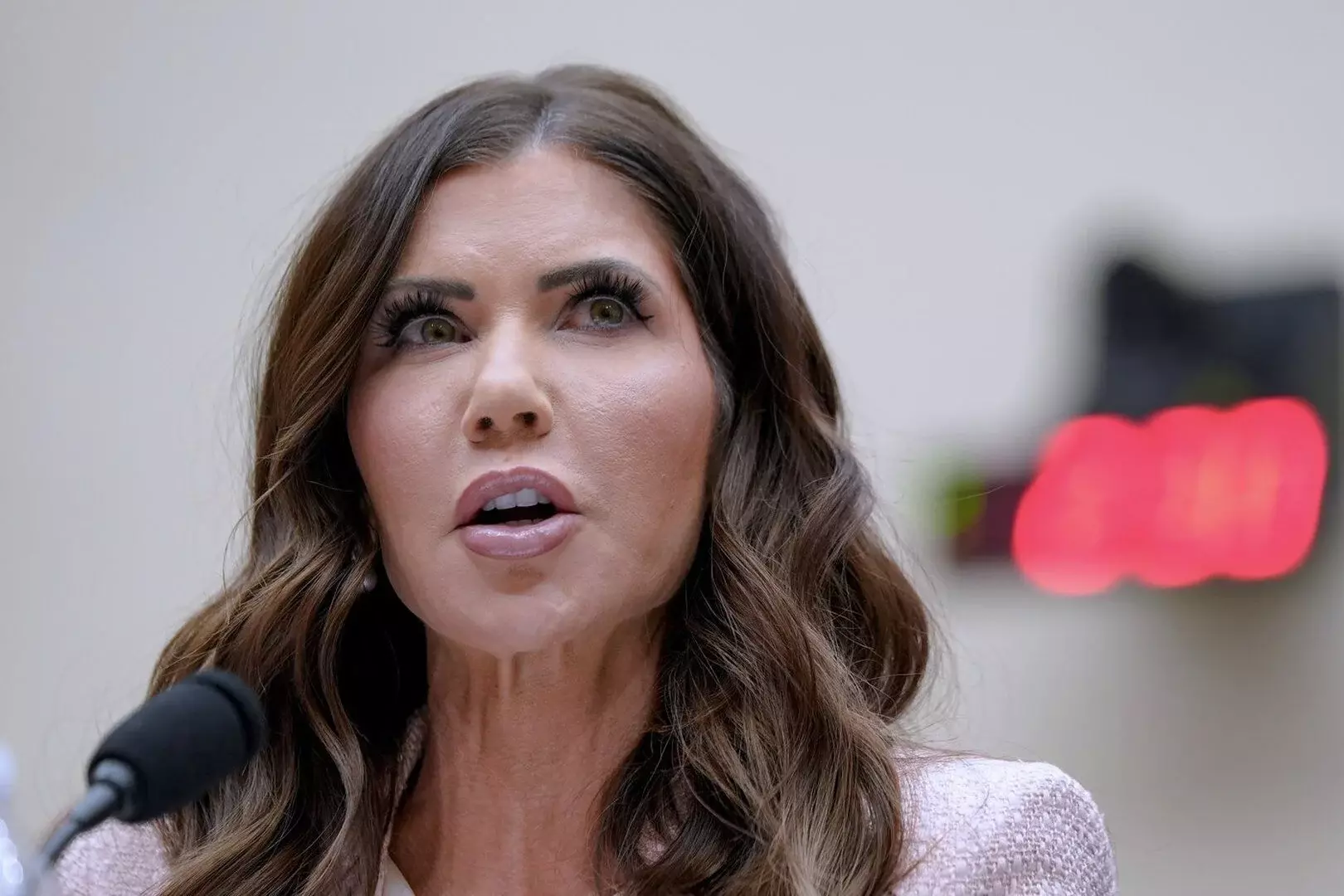 അമേരിക്കന്‍ ആഭ്യന്തര സുരക്ഷാ സെക്രട്ടറി ക്രിസ്റ്റി നോമിനെ പുറത്താക്കി ട്രംപ്