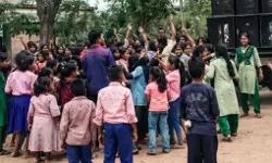 വിദ്യാര്‍ഥികളോടെപ്പം നൃത്തം ചെയ്തതിന് പ്രധാന അധ്യാപകനെ സസ്‌പെന്‍ഡ് ചെയ്തു