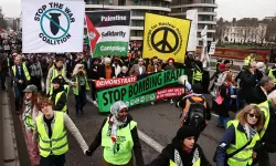 ഇറാനെതിരായ യുദ്ധം അവസാനിപ്പിക്കുക:   ലണ്ടനിലെ യുഎസ് എംബസിയിലേക്ക് കൂറ്റന്‍ റാലി