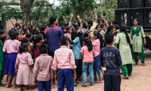 വിദ്യാര്‍ഥികളോടെപ്പം നൃത്തം ചെയ്തതിന് പ്രധാന അധ്യാപകനെ സസ്‌പെന്‍ഡ് ചെയ്തു