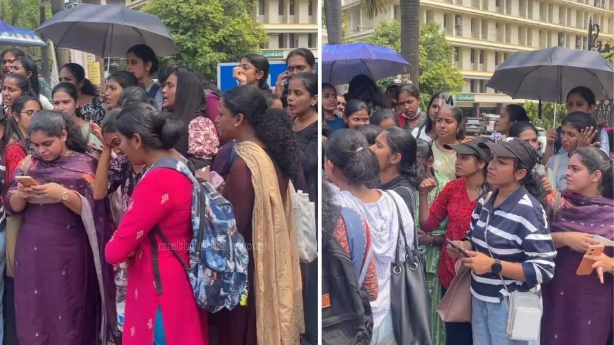 കോഴിക്കോട്ട് സമരം ചെയ്യുന്ന നഴ്സുമാരെ മാനേജ്മെന്റ് പൂട്ടിയിട്ടെന്ന് പരാതി കോഴിക്കോട്ട് സമരം ചെയ്യുന്ന നഴ്സുമാരെ മാനേജ്മെന്റ് പൂട്ടിയിട്ടെന്ന് പരാതി