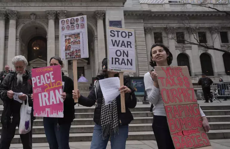 ഇറാനെതിരായ ആക്രമണം നിര്ത്തണമെന്ന് ആവശ്യപ്പെട്ട് ന്യൂയോര്ക്കില് പ്രതിഷേധം, ചിത്രങ്ങള് ഇറാനെതിരായ ആക്രമണം നിര്ത്തണമെന്ന് ആവശ്യപ്പെട്ട് ന്യൂയോര്ക്കില് പ്രതിഷേധം, ചിത്രങ്ങള്