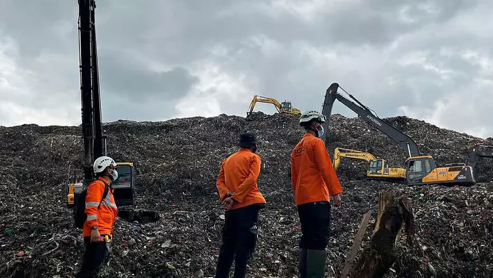 മാലിന്യക്കൂമ്പാരം തകര്ന്നുവീണ് അഞ്ച് മരണം; കാണാതായവര്ക്കുവേണ്ടി തിരച്ചില് മാലിന്യക്കൂമ്പാരം തകര്ന്നുവീണ് അഞ്ച് മരണം; കാണാതായവര്ക്കുവേണ്ടി തിരച്ചില്
