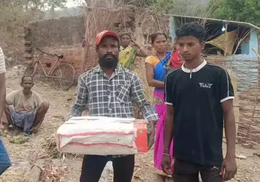 നവജാത ശിശുവിന്റെ മൃതദേഹം വീട്ടിലെത്തിക്കാന് ആംബുലന്സ് നല്കിയില്ല; കുഞ്ഞിന്റെ മൃതദേഹം കാര്ഡ്ബോര്ഡ് പെട്ടിയിലാക്കി പിതാവ് നവജാത ശിശുവിന്റെ മൃതദേഹം വീട്ടിലെത്തിക്കാന് ആംബുലന്സ് നല്കിയില്ല; കുഞ്ഞിന്റെ മൃതദേഹം കാര്ഡ്ബോര്ഡ് പെട്ടിയിലാക്കി പിതാവ്