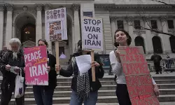 ഇറാനെതിരായ ആക്രമണം നിര്‍ത്തണമെന്ന് ആവശ്യപ്പെട്ട് ന്യൂയോര്‍ക്കില്‍ പ്രതിഷേധം, ചിത്രങ്ങള്‍