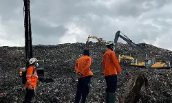 മാലിന്യക്കൂമ്പാരം തകര്ന്നുവീണ് അഞ്ച് മരണം; കാണാതായവര്ക്കുവേണ്ടി തിരച്ചില് മാലിന്യക്കൂമ്പാരം തകര്ന്നുവീണ് അഞ്ച് മരണം; കാണാതായവര്ക്കുവേണ്ടി തിരച്ചില്