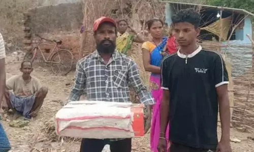 നവജാത ശിശുവിന്റെ മൃതദേഹം വീട്ടിലെത്തിക്കാന് ആംബുലന്സ് നല്കിയില്ല; കുഞ്ഞിന്റെ മൃതദേഹം കാര്ഡ്ബോര്ഡ് പെട്ടിയിലാക്കി പിതാവ് നവജാത ശിശുവിന്റെ മൃതദേഹം വീട്ടിലെത്തിക്കാന് ആംബുലന്സ് നല്കിയില്ല; കുഞ്ഞിന്റെ മൃതദേഹം കാര്ഡ്ബോര്ഡ് പെട്ടിയിലാക്കി പിതാവ്