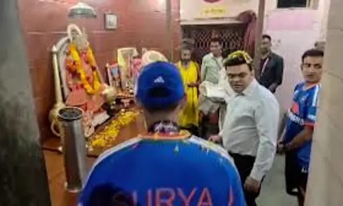 ലോകകപ്പുമായി സഞ്ജു ചര്‍ച്ചിലും  സിറാജ്  പള്ളിയിലും  പോയിട്ടില്ല; ഗംഭീറും സൂര്യകുമാറും ജയ്ഷായും ട്രോഫിയുമായി ഹനുമാന്‍ ക്ഷേത്രം സന്ദര്‍ശിച്ചതിനെതിരേ കീര്‍ത്തി ആസാദ്