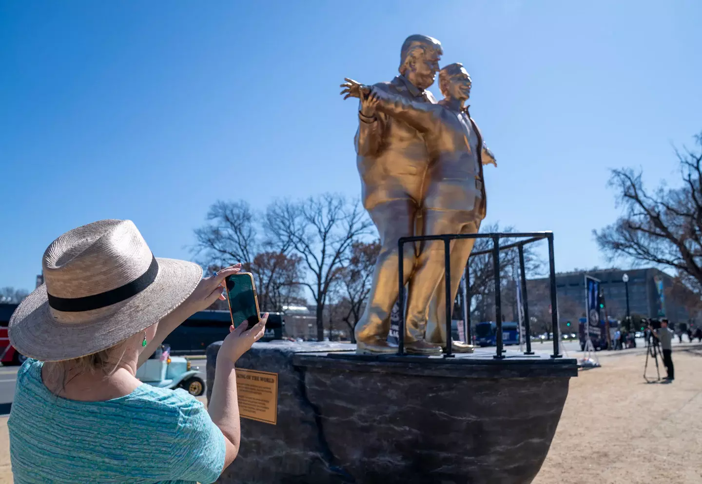 ടൈറ്റാനിക് ശൈലിയില്‍ ട്രംപ്-എപ്സ്റ്റീന്‍ ശില്‍പ്പം