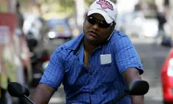 ഹെല്‍മെറ്റിനുള്ളില്‍ മൊബൈല്‍ തിരുകി അതിസാമര്‍ത്ഥ്യം വേണ്ട, മുന്നറിയിപ്പുമായി എംവിഡി