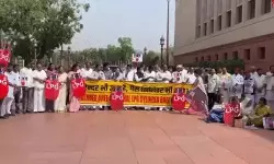 രാജ്യത്തെ എല്‍പിജി പ്രതിസന്ധി; പാര്‍ലമെന്റിനു പുറത്ത് പ്രതിപക്ഷ പ്രതിഷേധം