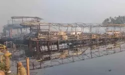 ഹൗസ് ബോട്ടുകള്‍ പൂര്‍ണമായി കത്തിനശിച്ചു, യാത്രക്കാര്‍ രക്ഷപ്പെട്ടു