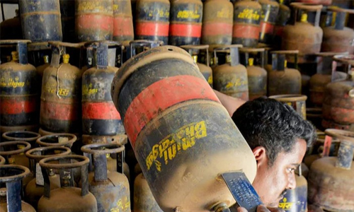 പാചകവാതക പ്രതിസന്ധി; ഭക്ഷണം പാകം ചെയ്യാന്‍ കല്‍ക്കരിയും മണ്ണെണ്ണയും ഉപയോഗിക്കണമെന്ന് കേന്ദ്രം