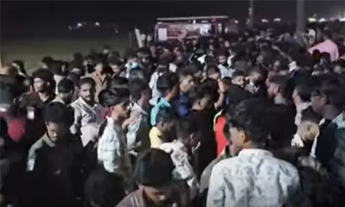 പാലക്കാട് പൂരം വെടിക്കെട്ടിനിടെ അപകടം; നാല് പേര്ക്ക് പരിക്ക് പാലക്കാട് പൂരം വെടിക്കെട്ടിനിടെ അപകടം; നാല് പേര്ക്ക് പരിക്ക്