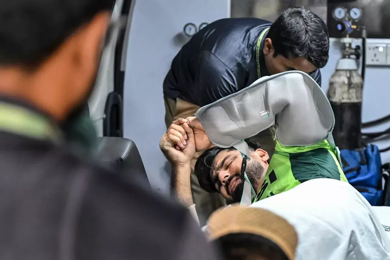 ഫീല്‍ഡിങിനിടെ തോളിടിച്ച് വീണു; പാക് താരം ആശുപത്രിയില്‍