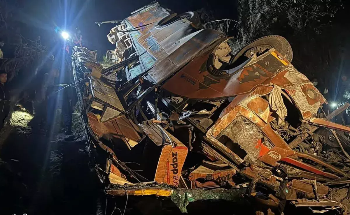 നേപ്പാളില്‍ ബസ് കൊക്കയിലേക്ക് മറിഞ്ഞ് അപകടം; ഏഴ് ഇന്ത്യന്‍ തീര്‍ത്ഥാടകര്‍ മരിച്ചു