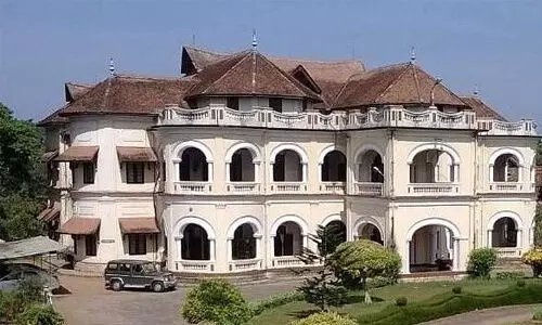 കവടിയാര് കൊട്ടാരത്തില് അമൂല്യ രത്നങ്ങളടക്കം 2 കോടിയുടെ ആഭരണം നഷ്ടമായി; പരാതി നല്കിയത് മൂന്ന് മാസത്തിന് ശേഷം കവടിയാര് കൊട്ടാരത്തില് അമൂല്യ രത്നങ്ങളടക്കം 2 കോടിയുടെ ആഭരണം നഷ്ടമായി; പരാതി നല്കിയത് മൂന്ന് മാസത്തിന് ശേഷം