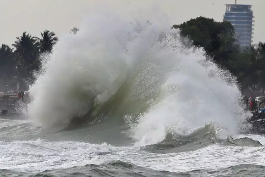 കള്ളക്കടല് മുന്നറിയിപ്പ്; ഉയര്ന്ന തിരമാലയ്ക്ക് സാധ്യത, ജാഗ്രത നിര്ദേശം കള്ളക്കടല് മുന്നറിയിപ്പ്; ഉയര്ന്ന തിരമാലയ്ക്ക് സാധ്യത, ജാഗ്രത നിര്ദേശം