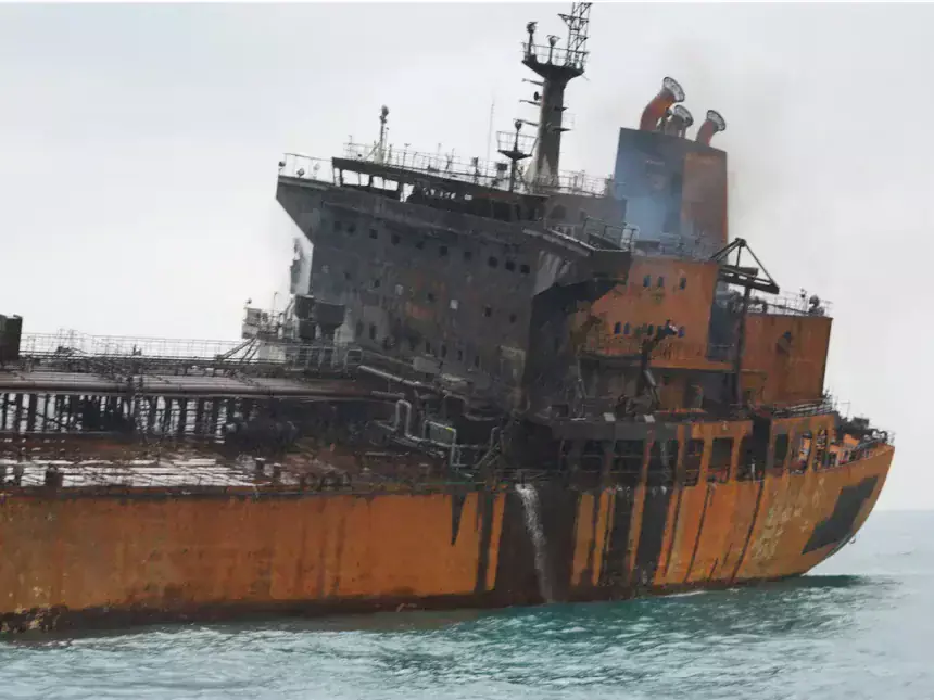 ഷാര്‍ജ തീരത്ത് കപ്പലിന് സമീപം സ്‌ഫോടനം; പ്രൊജക്‌റ്റൈല്‍ ആക്രമണമെന്ന് സംശയം