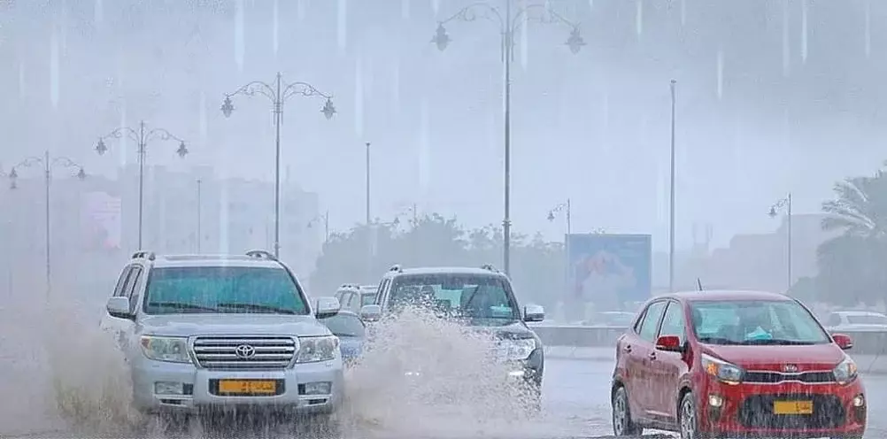 കനത്ത മഴ; സ്‌കൂളുകള്‍ക്കും കോളേജുകള്‍ക്കും ഓണ്‍ലൈന്‍ ക്ലാസുകള്‍ പ്രഖ്യാപിച്ച് ഒമാന്‍