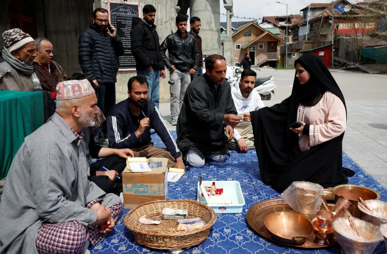 ഇറാനു വേണ്ടി ഫണ്ട് സ്വരൂപിച്ച് കാശ്മീരി മുസ് ലീങ്ങള്‍ (ചിത്രങ്ങള്‍)