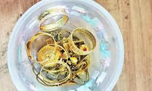 കോഴിക്കോട് സൈബര് സെക്യൂരിറ്റി വിദഗ്ധന്റെ വീട് കുത്തിത്തുറന്ന് മോഷണം; 21 പവന് സ്വര്ണം കവര്ന്നു കോഴിക്കോട് സൈബര് സെക്യൂരിറ്റി വിദഗ്ധന്റെ വീട് കുത്തിത്തുറന്ന് മോഷണം; 21 പവന് സ്വര്ണം കവര്ന്നു