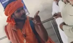 നിങ്ങള് പശുക്കളെ അറുത്താല് ഞങ്ങള് നിങ്ങളെ അറുക്കും; ദാറുല് ഉലൂം ദിയോബന്ദിലെ മുസ് ലിം വിദ്യാര്ഥികളെ അധിക്ഷേപിച്ച് ഹിന്ദുത്വന്( വീഡിയോ) നിങ്ങള് പശുക്കളെ അറുത്താല് ഞങ്ങള് നിങ്ങളെ അറുക്കും; ദാറുല് ഉലൂം ദിയോബന്ദിലെ മുസ് ലിം വിദ്യാര്ഥികളെ അധിക്ഷേപിച്ച് ഹിന്ദുത്വന്( വീഡിയോ)