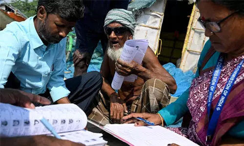 ബംഗാളിലെ വോട്ടര് പട്ടികയില് വ്യാപക വെട്ടിനിരത്തല്; മുര്ഷിദാബാദിലും മാള്ഡയിലും ലക്ഷക്കണക്കിന് പേര് പുറത്ത് ബംഗാളിലെ വോട്ടര് പട്ടികയില് വ്യാപക വെട്ടിനിരത്തല്; മുര്ഷിദാബാദിലും മാള്ഡയിലും ലക്ഷക്കണക്കിന് പേര് പുറത്ത്