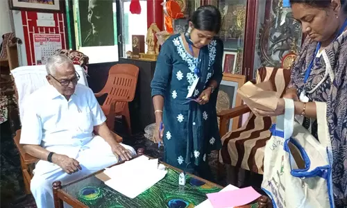 സംസ്ഥാനത്ത് ഹോം വോട്ടിംഗ് ആരംഭിച്ചു; ഇന്ന് 10,922 പേര് വോട്ട് ചെയ്തു സംസ്ഥാനത്ത് ഹോം വോട്ടിംഗ് ആരംഭിച്ചു; ഇന്ന് 10,922 പേര് വോട്ട് ചെയ്തു