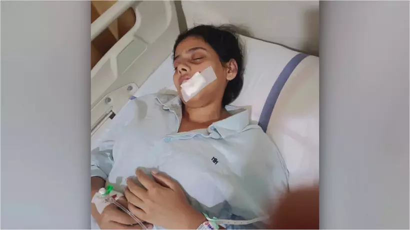 ഫറോക്കില് ട്രെയിനിന് നേരെ കല്ലേറ്; വിദ്യാര്ഥിനിക്ക് ഗുരുതര പരിക്ക് ഫറോക്കില് ട്രെയിനിന് നേരെ കല്ലേറ്; വിദ്യാര്ഥിനിക്ക് ഗുരുതര പരിക്ക്