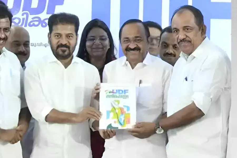 യുഡിഎഫ് പ്രകടന പത്രിക പുറത്ത്; ക്ഷേമപെന്‍ഷന്‍ മൂവായിരം, കോളജ് വിദ്യാര്‍ഥിനികള്‍ക്ക് പ്രതിമാസം ആയിരം; എല്ലാ കുടുംബങ്ങള്‍ക്കും 25 ലക്ഷത്തിന്റെ സൗജന്യ ഇന്‍ഷൂറന്‍സ്