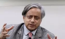 ശശി തരൂരിന് നേരെ കയ്യേറ്റ ശ്രമം; ബൈക്കിലെത്തിയ സംഘം വാഹനം തടഞ്ഞ് ഗണ്‍മാനെ മര്‍ദിച്ചു