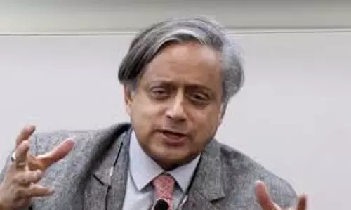 ശശി തരൂരിന് നേരെ കയ്യേറ്റ ശ്രമം; ബൈക്കിലെത്തിയ സംഘം വാഹനം തടഞ്ഞ് ഗണ്‍മാനെ മര്‍ദിച്ചു