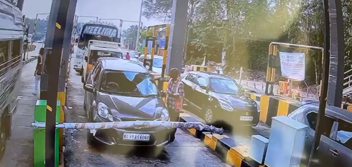 ബസിലിരുന്ന് അബദ്ധത്തില്‍ കൈ പുറത്തിട്ടു; ടോള്‍ പ്ലാസയിലെ തൂണില്‍ തട്ടി അമ്മയ്ക്കും കുട്ടിക്കും ഗുരുതര പരിക്ക്