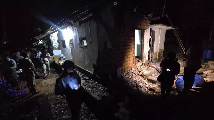 വീടിനുള്ളില് സൂക്ഷിച്ചിരുന്ന പടക്കം പൊട്ടിത്തെറിച്ച് രണ്ട് യുവാക്കള് മരിച്ച സംഭവം; കേസെടുത്ത് പോലിസ് വീടിനുള്ളില് സൂക്ഷിച്ചിരുന്ന പടക്കം പൊട്ടിത്തെറിച്ച് രണ്ട് യുവാക്കള് മരിച്ച സംഭവം; കേസെടുത്ത് പോലിസ്