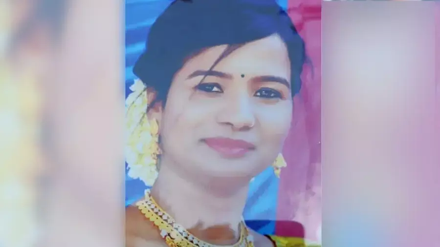 സ്ത്രീധനത്തിന്റെ പേരിൽ അഞ്ചു മാസം ഗർഭിണിയായ യുവതിയെ ഭർതൃവീട്ടുകാർ പെട്രോളൊഴിച്ചു ചുട്ടു കൊന്നു സ്ത്രീധനത്തിന്റെ പേരിൽ അഞ്ചു മാസം ഗർഭിണിയായ യുവതിയെ ഭർതൃവീട്ടുകാർ പെട്രോളൊഴിച്ചു ചുട്ടു കൊന്നു