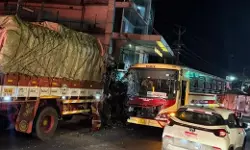 അങ്കമാലിയില് കെഎസ്ആര്ടിസി ബസും ചരക്ക് ലോറിയും കൂട്ടിയിടിച്ചു അങ്കമാലിയില് കെഎസ്ആര്ടിസി ബസും ചരക്ക് ലോറിയും കൂട്ടിയിടിച്ചു