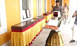 പുതുച്ചേരിയിൽ വോട്ടർമാരെ പൂക്കൾ നൽകി സ്വീകരിച്ച് റോബോർട്ട്, വീഡിയോ