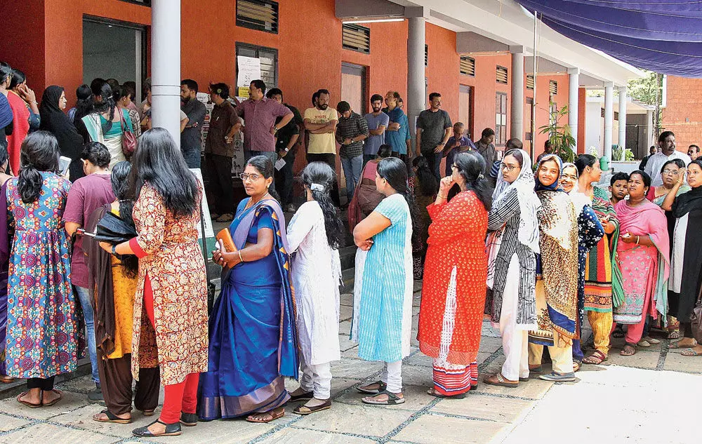 ജനവിധി 2026: 32.27% പോളിങ് രേഖപ്പെടുത്തി ജനവിധി 2026: 32.27% പോളിങ് രേഖപ്പെടുത്തി