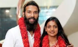 കുംഭമേള വൈറല്‍ താരം മൊണാലിസയ്ക്ക് പ്രായപൂര്‍ത്തിയായിട്ടില്ല; ഭര്‍ത്താവ് ഫര്‍മാന്‍ ഖാനെതിരേ പോക്സോ കേസ്