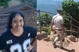 ചിക്കമംഗളൂരുവില് മരിച്ച ശ്രീനന്ദ കാലുതെറ്റി വീണതല്ല, ഡോഗ് സ്ക്വാഡ് കയറിച്ചെന്ന കടയിലെ ആളെ സംശയമുണ്ട്; ദുരൂഹത സംശയിച്ച് കുടുംബം ചിക്കമംഗളൂരുവില് മരിച്ച ശ്രീനന്ദ കാലുതെറ്റി വീണതല്ല, ഡോഗ് സ്ക്വാഡ് കയറിച്ചെന്ന കടയിലെ ആളെ സംശയമുണ്ട്; ദുരൂഹത സംശയിച്ച് കുടുംബം