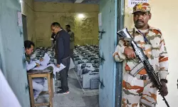 സ്‌ട്രോങ് റൂം സുരക്ഷാ തര്‍ക്കം; തിരഞ്ഞെടുപ്പ് ഉദ്യോഗസ്ഥര്‍ക്ക് നേരേ സിഐഎസ്എഫ് സൈനികര്‍ തോക്ക് ചൂണ്ടി