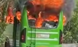 കോഴിക്കോട് ഓടിക്കൊണ്ടിരുന്ന ബസ്സിന് തീപിടിച്ചു; ബസ്സ് പൂര്‍ണമായും കത്തിനശിച്ചു, ആളപായമില്ല