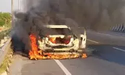 ഓടിക്കൊണ്ടിരിക്കെ കാറിന് തീപിടിച്ചു; കാറിലുണ്ടായിരുന്നവര് രക്ഷപ്പെട്ടു ഓടിക്കൊണ്ടിരിക്കെ കാറിന് തീപിടിച്ചു; കാറിലുണ്ടായിരുന്നവര് രക്ഷപ്പെട്ടു