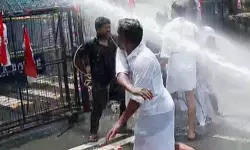 2018 ലെ പ്രളയം മനുഷ്യനിര്മിതമെന്ന് ആരോപിച്ച് കെ കൃഷ്ണന്കുട്ടിയുടെ ഓഫിസിലേക്ക് യുഡിഎഫ് മാര്ച്ച്; ജലപീരങ്കി പ്രയോഗിച്ച് പോലിസ് 2018 ലെ പ്രളയം മനുഷ്യനിര്മിതമെന്ന് ആരോപിച്ച് കെ കൃഷ്ണന്കുട്ടിയുടെ ഓഫിസിലേക്ക് യുഡിഎഫ് മാര്ച്ച്; ജലപീരങ്കി പ്രയോഗിച്ച് പോലിസ്