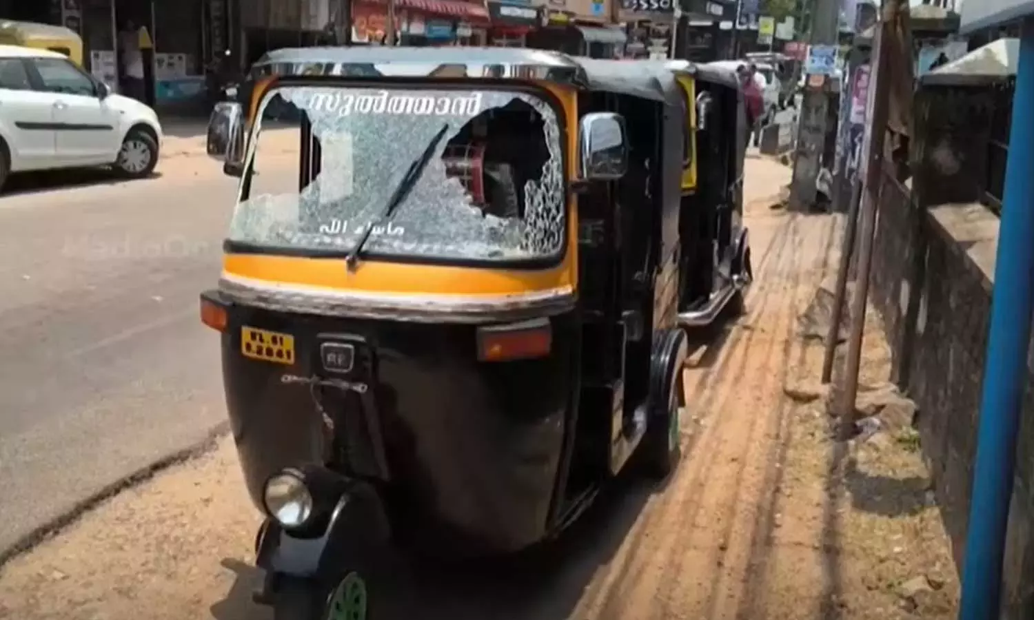 കടുത്ത ചൂടില്‍ ഓട്ടോറിക്ഷയുടെ ഗ്ലാസ് പൊട്ടി