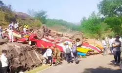 ജമ്മു കശ്മീരില്‍ ബസ് കൊക്കയിലേക്ക് മറിഞ്ഞ് 21 മരണം