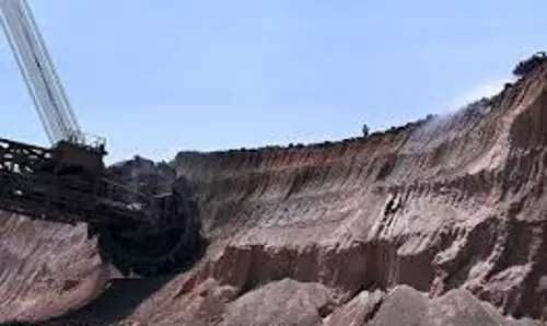 സംസ്ഥാനത്ത് മണ്ണ് നീക്കം ചെയ്യാനുള്ള അനുമതിയുടെ മറവില്‍ വന്‍ ക്രമക്കേട്; യുപിഐ ആപ്പ് വഴി കൈപ്പറ്റിയത് 4.6 ലക്ഷം രൂപ; 14 ഉദ്യോഗസ്ഥരെ കയ്യോടെ പൊക്കി വിജിലന്‍സ്